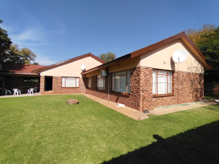4 Bedroom Property for Sale in Jan Kempdorp Northern Cape